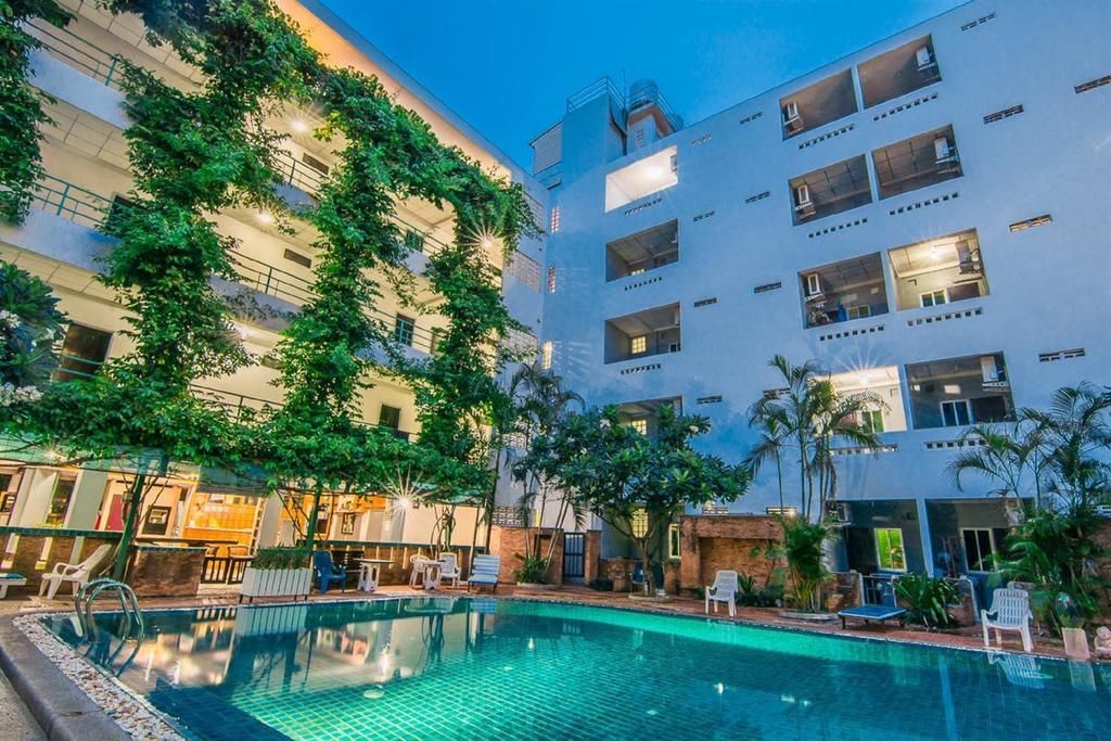 Отель Sutus Court 4 Паттайя Экстерьер фото